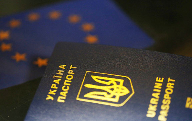 Втеча з країни: Юрій Романенко про еміграцію українців, приховане безробіття і запустіння регіонів